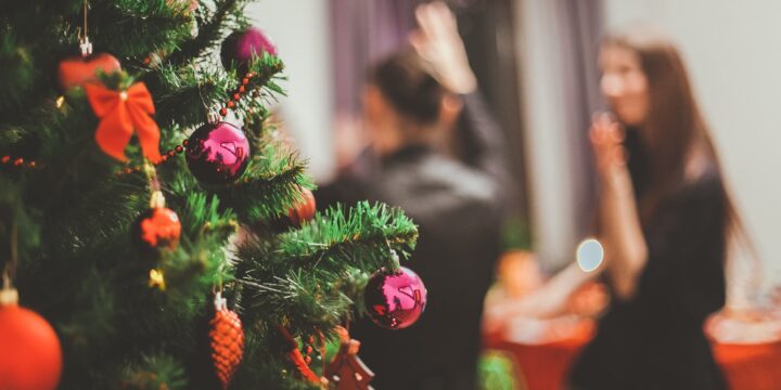 5 Helpful Tips to Host a Christmas Party Like a Pro